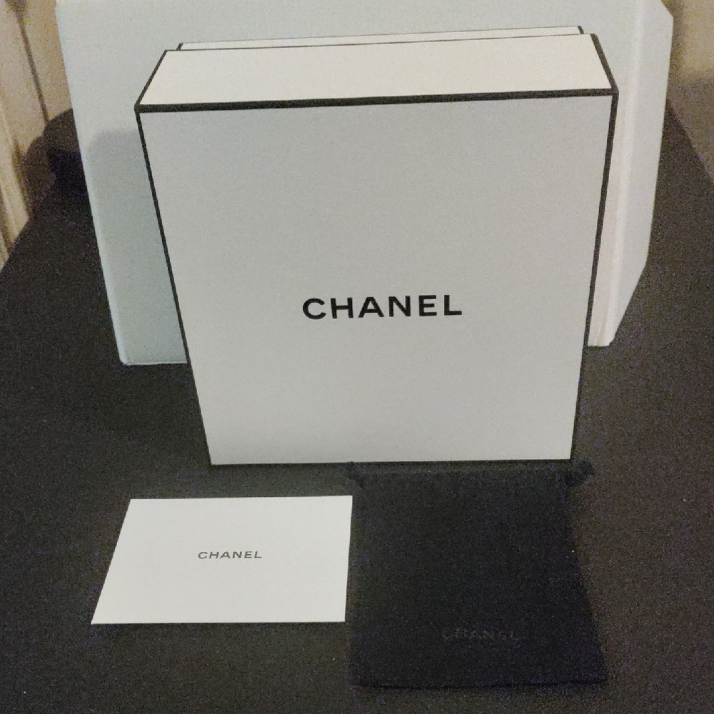 CHANEL Elegant White Box Set with Card And Pouch.
